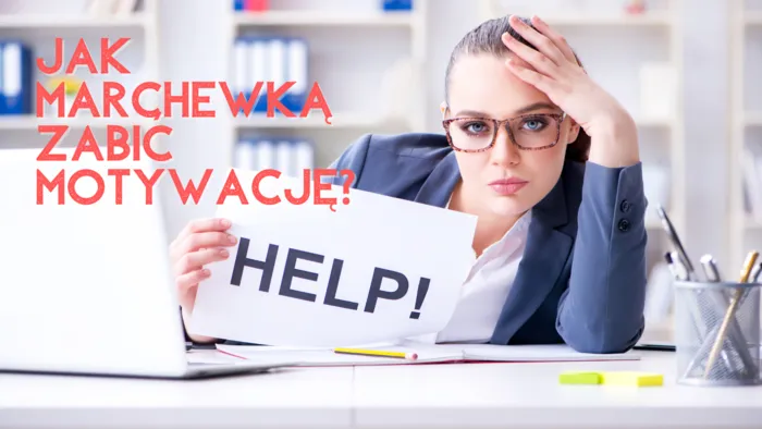 Kobieta przy biurku z kartką „HELP!”